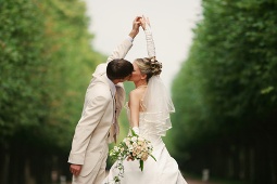 wedding couple bride in wedding dress kissing her groom